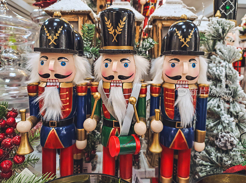 Nutcrackers displayed in a big christmas store. Cascanueces en tienda navideña. Christmas soldier toys.